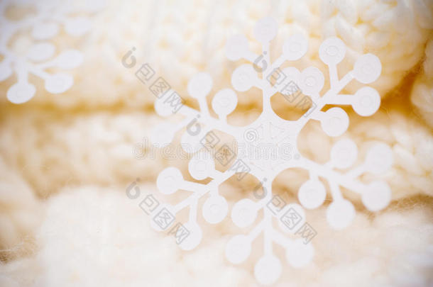 白色针织围巾背景上的白色大雪花。
