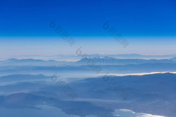 深蓝色的天空在山水之上，有山有海