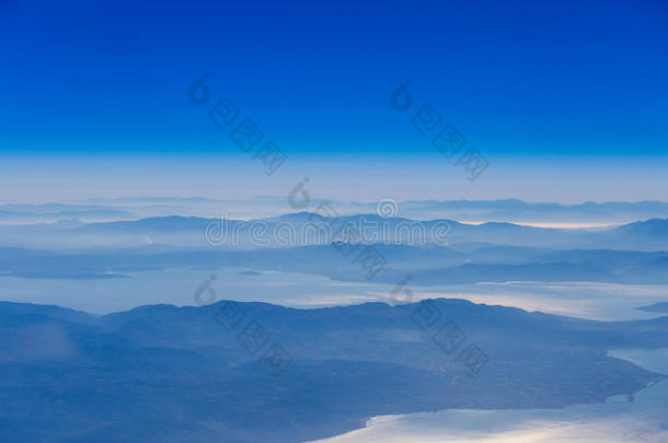 深蓝色的天空在山水之上，有山有海