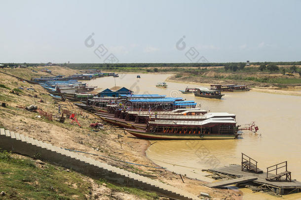 码头上的船，柬埔寨的TonleSap湖