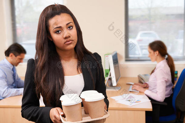 受够了女实习生在办公室拿咖啡