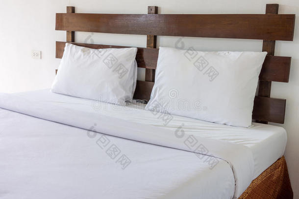双人床和两个枕头