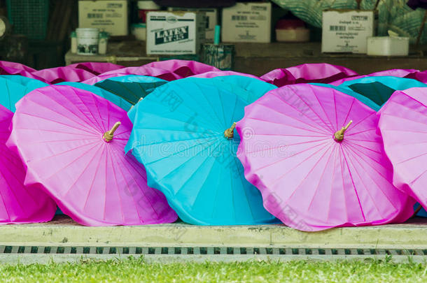 五颜六色的中国丝绸伞