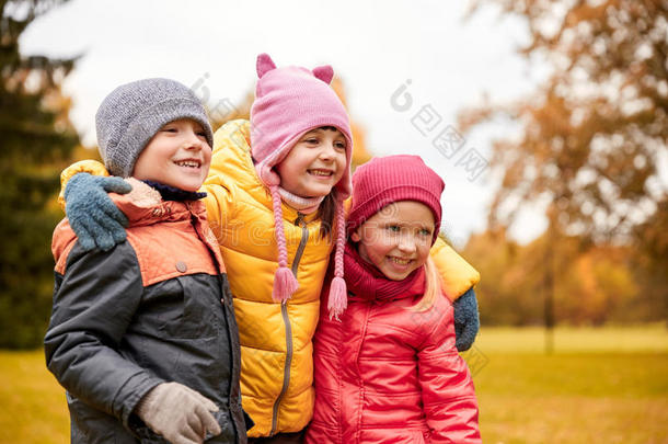 一群快乐的孩子在秋天的公园拥抱