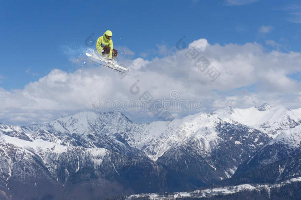 在山上飞<strong>滑雪</strong>者。 <strong>极限</strong>运动