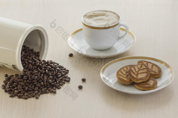 一杯咖啡和饼干