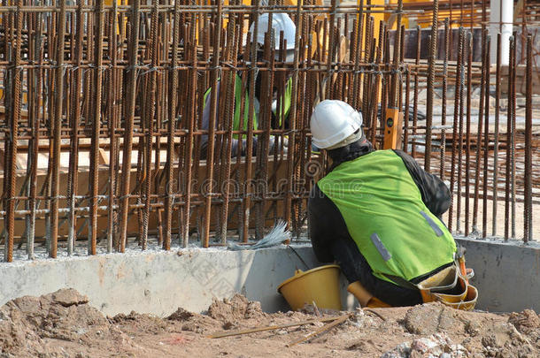 建筑工人在施工现场制作钢筋混凝土墙。
