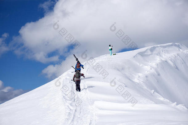 攀<strong>登雪山</strong>的滑雪者