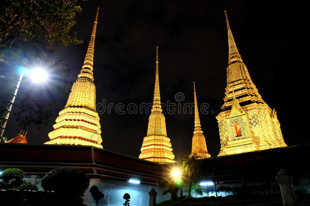 佛教寺庙在晚上