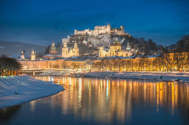 美丽的历史城市萨尔茨堡在冬天的夜晚，奥地利