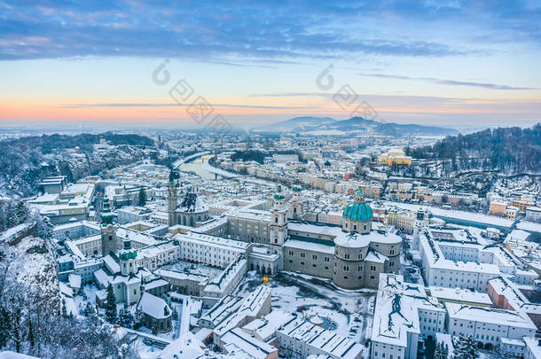 美丽的历史城市萨尔茨堡在冬天日落，奥地利