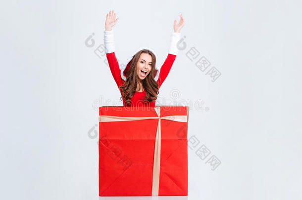 穿着圣诞老人服装的女孩跳出了现在的盒子