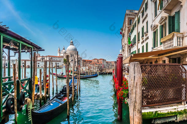 贡多拉在<strong>大运</strong>河上与巴西利卡迪圣玛丽亚在威尼斯，意大利