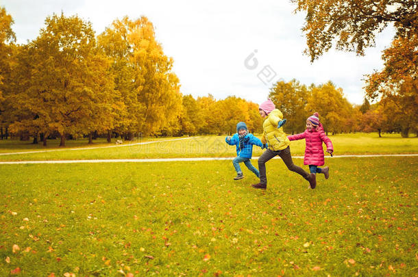 一群快乐的小孩子在户外跑步