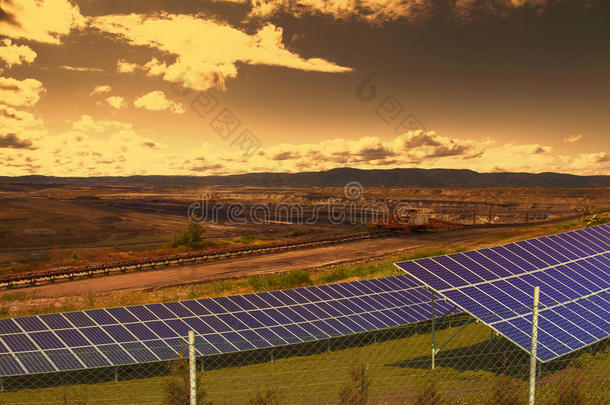 日落时有太阳能电池板的煤矿