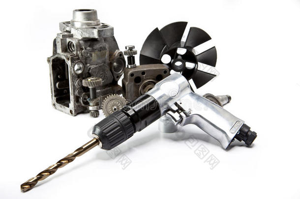 汽车修理-高压泵和空气钻在白色背景上的细节