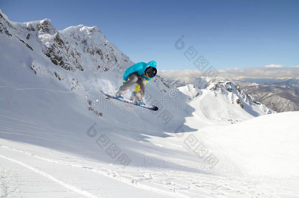 在山上飞滑雪板。 极限运动