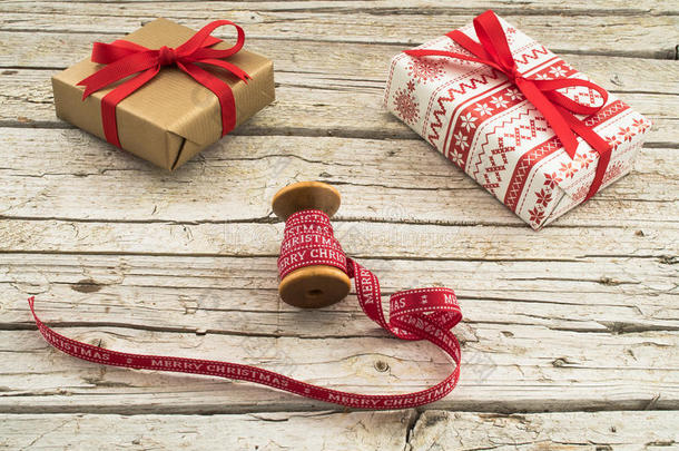 木制背景上的圣诞礼盒和红丝带