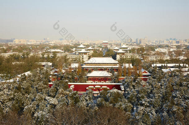 北京古庙在雪中，城市景观