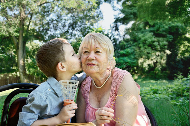 孙子拥抱和亲吻他祖母的脸颊。 眼泪进来了