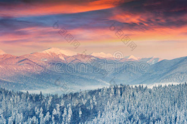 雪山五彩缤纷的冬季全景。