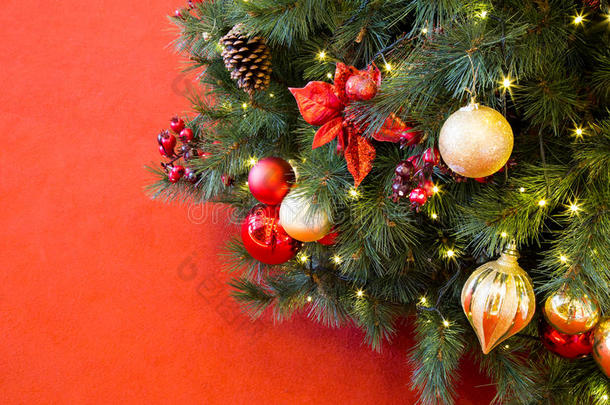 <strong>装饰圣诞</strong>树，<strong>红色背景</strong>上闪烁的灯光