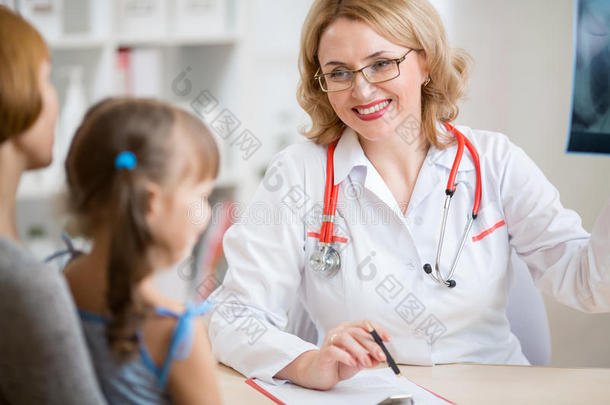 家庭医生咨询母亲和孩子持有x