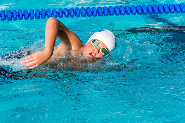 青少年<strong>自由泳</strong>运动员的动作镜头。