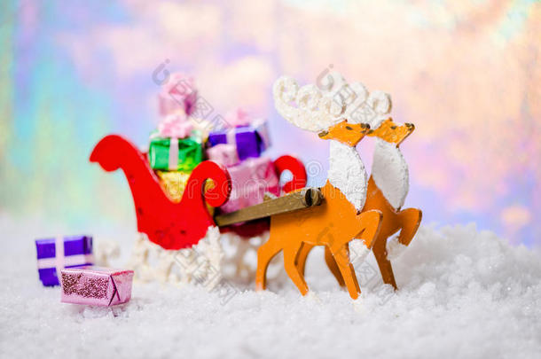 圣诞装饰驯鹿和圣诞老人雪橇与礼物在北极光背景，特写