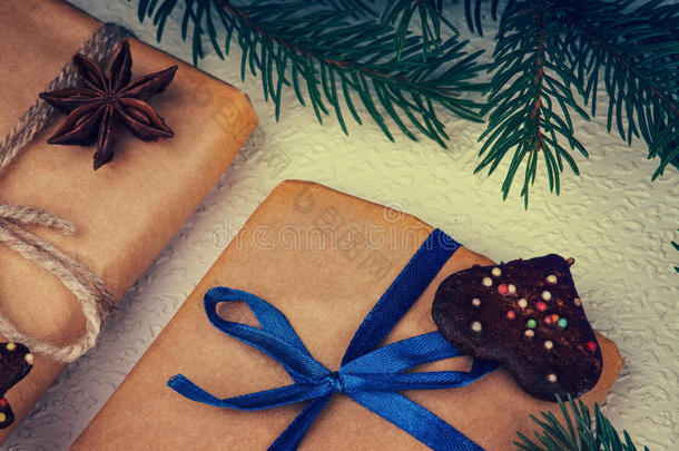 圣诞礼盒，冷杉树枝和饼干