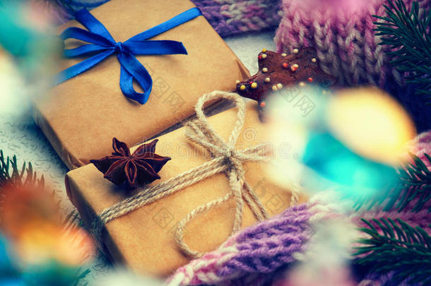 圣诞礼盒，冷杉树枝和冬季围巾