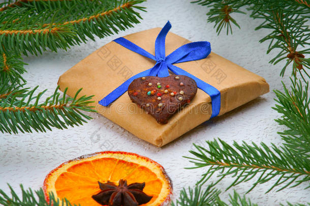 圣诞<strong>礼盒</strong>，冷杉树枝和姜<strong>饼饼</strong>干