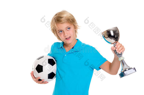 在白色背景前有足球和杯子的男孩