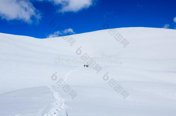 一群滑雪者攀登雪山和蓝天