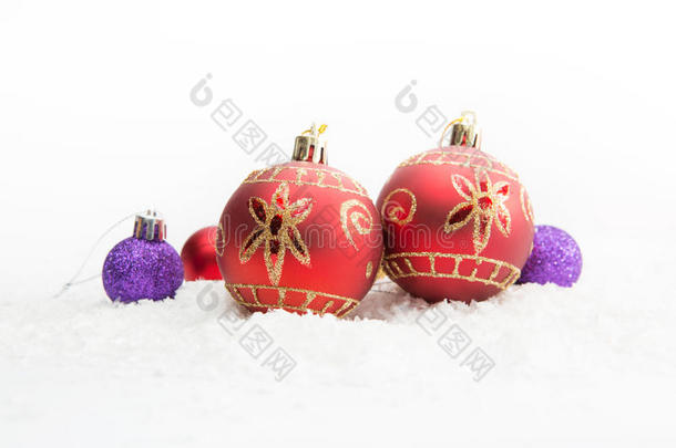 圣诞装饰在雪地里有两个<strong>红球</strong>