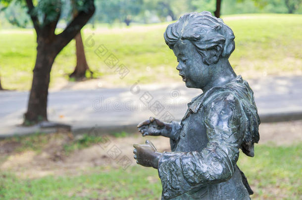 花园里的儿童雕像