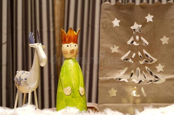 一个国王，一头麋鹿和一个蜡烛袋的圣诞场景