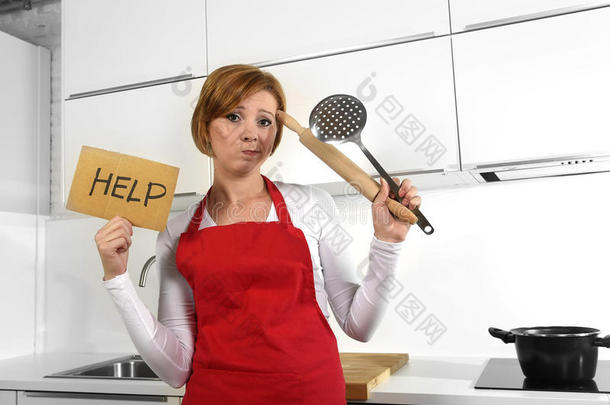 美丽的厨师女人在愤怒、沮丧和沮丧的脸上，穿着红色围裙，手拿着擀面杖寻求帮助