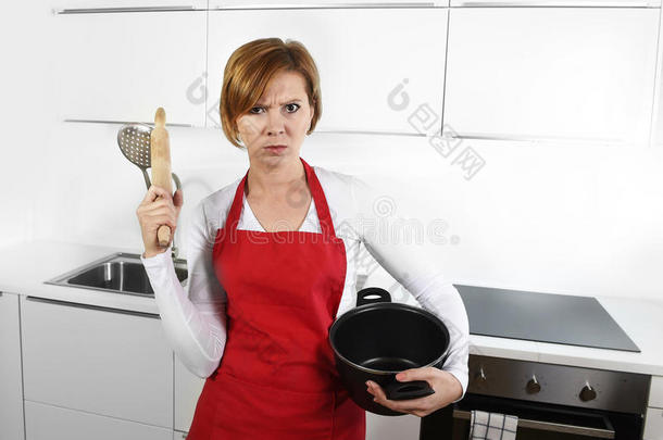 厨师女人在愤怒，沮丧，沮丧的脸表情在围裙何