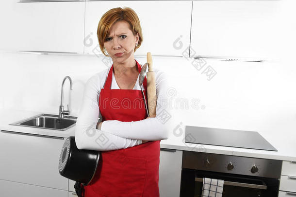 厨师女人在愤怒，沮丧，沮丧的脸表情在围裙何