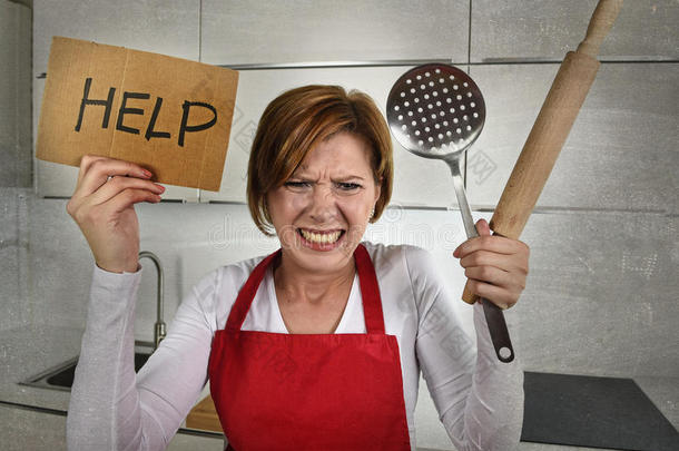 绝望的<strong>缺乏</strong>经验的家庭厨师妇女在压力下哭泣，绝望地拿着擀面杖和帮助签名