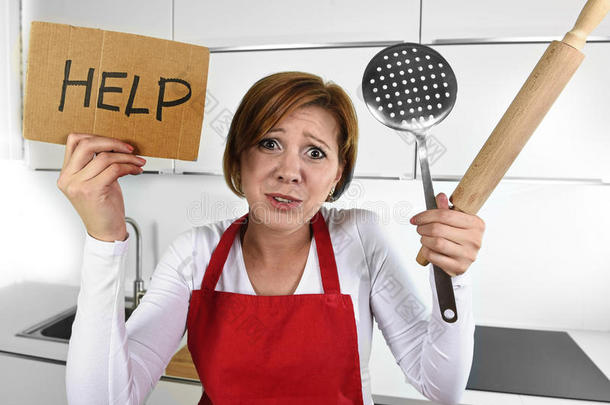 绝望的缺乏经验的家庭厨师妇女在压力下哭泣，绝望地拿着擀面杖和帮助签名