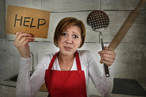 绝望的<strong>缺乏</strong>经验的家庭厨师妇女在压力下哭泣，绝望地拿着擀面杖和帮助签名