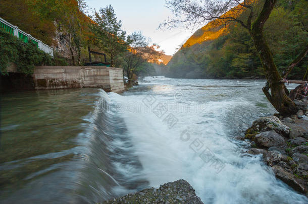 暴雨山河