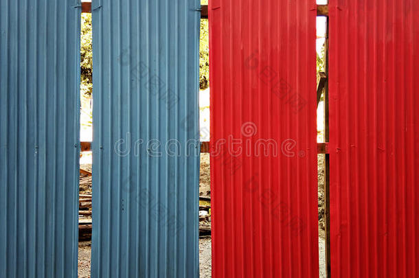蓝色和红色镀锌铁栅栏