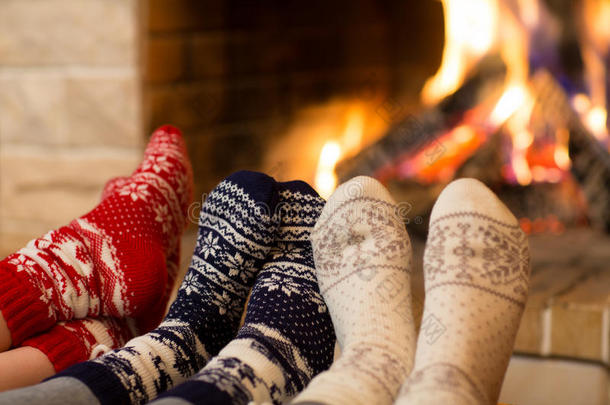 冬天在壁炉附近穿羊毛袜子的脚
