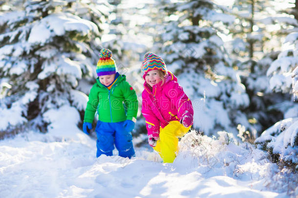 孩子们在下雪的冬天公园玩耍