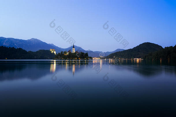 黎明在湖面上洒下蓝天，斯洛文尼亚