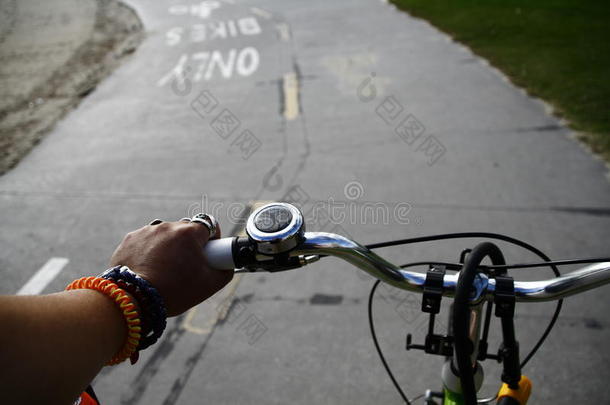 裁剪图像的人手骑自行车与道路标记