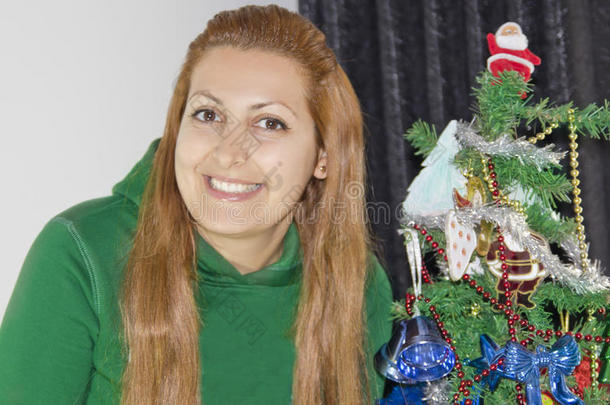 圣诞树和快乐的女人肖像